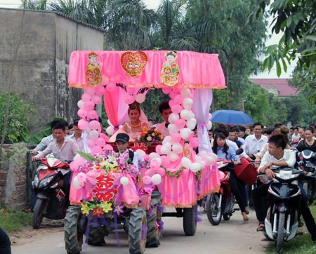Đám cưới 9X rước dâu bằng... máy cày - ảnh 3