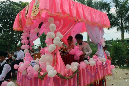 Đám cưới 9X rước dâu bằng... máy cày - ảnh 4