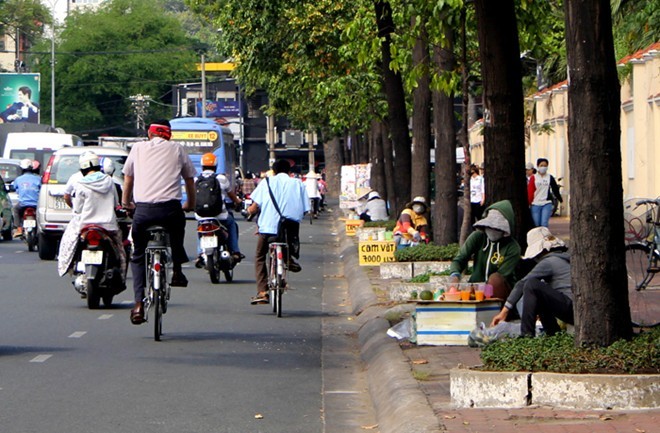 Bí mật cam vắt giá 7.000 đồng ở vỉa hè Sài Gòn - ảnh 1