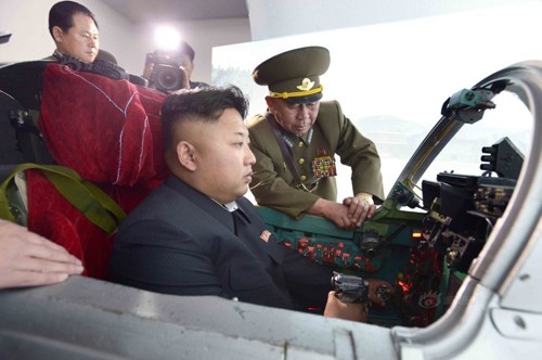 Kim Jong-un thử lái máy bay - ảnh 3