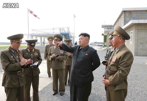 Kim Jong-un thử lái máy bay - ảnh 6