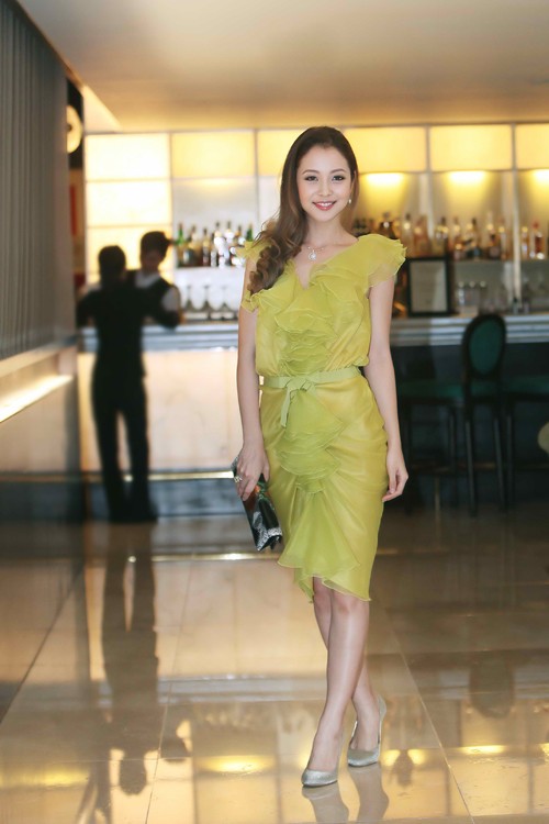 'Bà mẹ hai con' Jennifer Phạm tỏa sáng giữa dàn mỹ nhân - ảnh 1