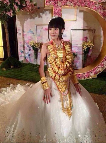 Cô dâu đeo cổ 70 chiếc vòng vàng nặng trĩu - ảnh 3