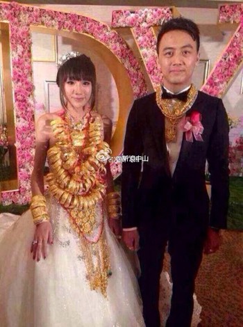 Cô dâu đeo cổ 70 chiếc vòng vàng nặng trĩu - ảnh 6