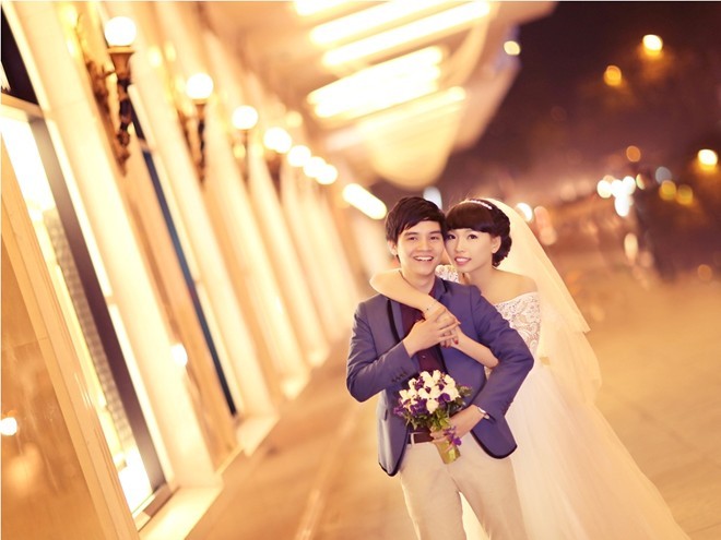 Cặp đôi hôn nhau giữa ngã tư đèn đỏ để chụp ảnh cưới - ảnh 1