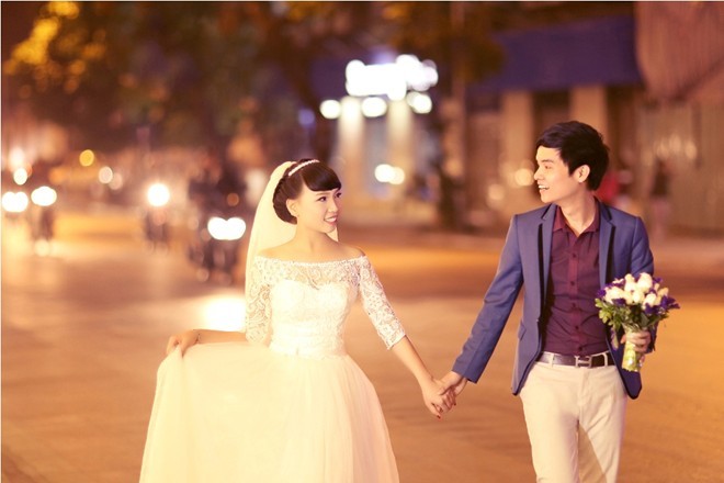 Cặp đôi hôn nhau giữa ngã tư đèn đỏ để chụp ảnh cưới - ảnh 2