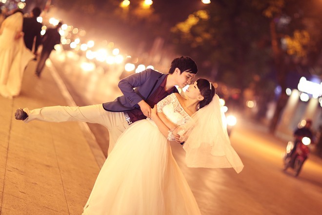 Cặp đôi hôn nhau giữa ngã tư đèn đỏ để chụp ảnh cưới - ảnh 7