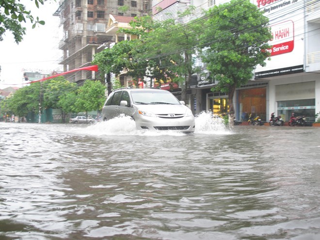 Mưa xối xả, người dân Vinh bơi trong biển nước - ảnh 2