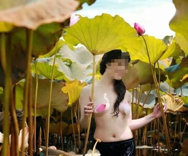 Áo yếm thả rông ăn đầy... gạch đá - ảnh 2