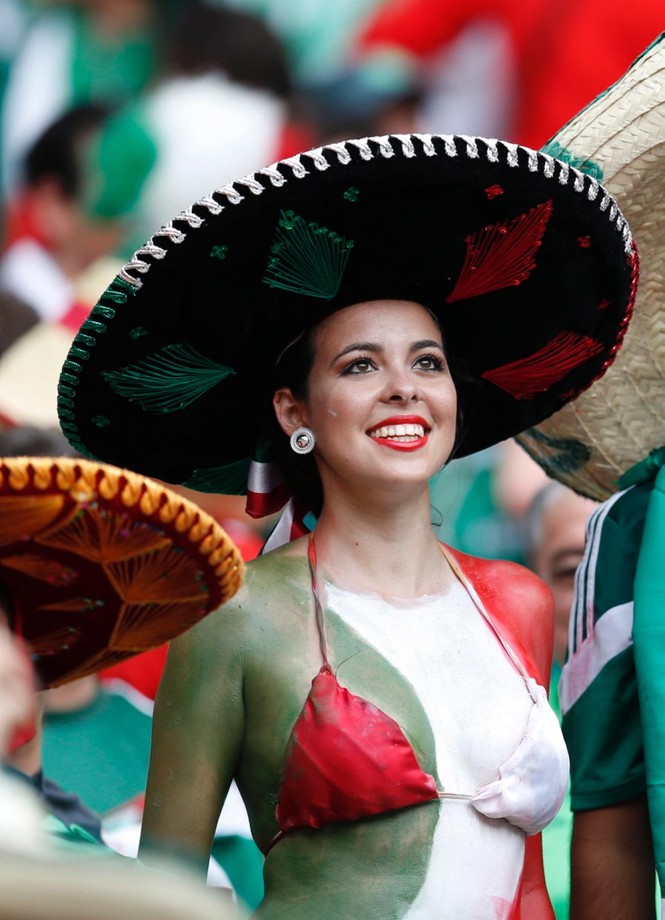Ngất ngây với những nữ CĐV siêu gợi cảm trên khán đài World Cup - ảnh 11