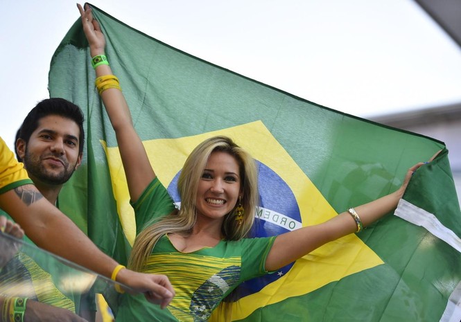 Ngất ngây với những nữ CĐV siêu gợi cảm trên khán đài World Cup - ảnh 12