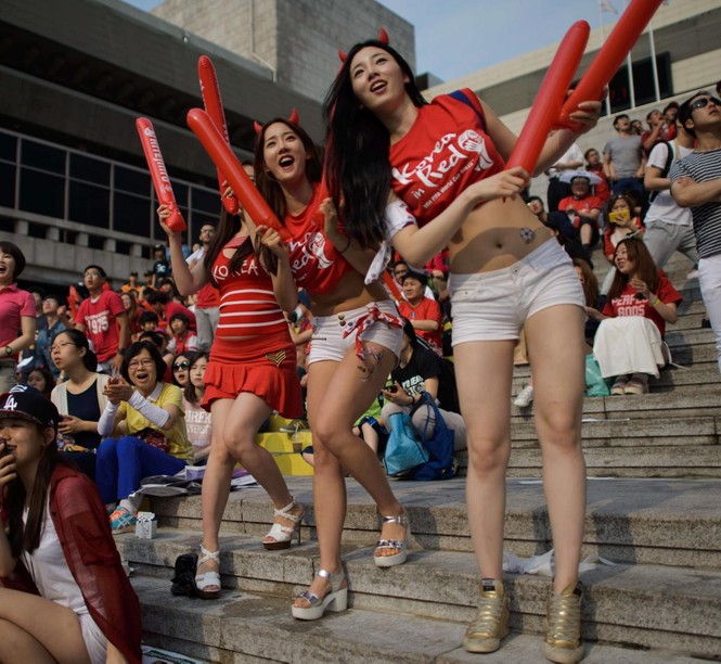 Ngất ngây với những nữ CĐV siêu gợi cảm trên khán đài World Cup - ảnh 4