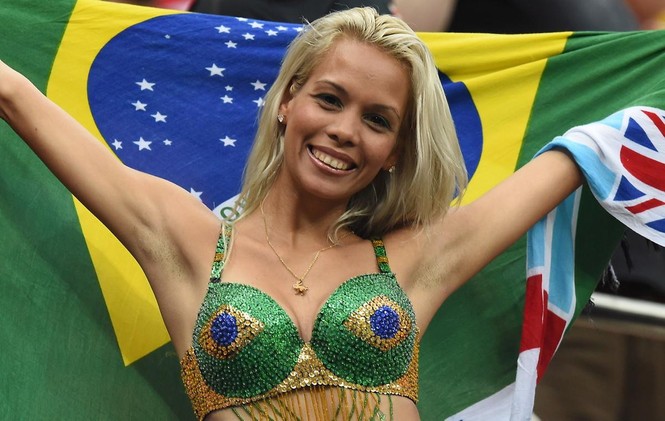 Ngất ngây với những nữ CĐV siêu gợi cảm trên khán đài World Cup - ảnh 6