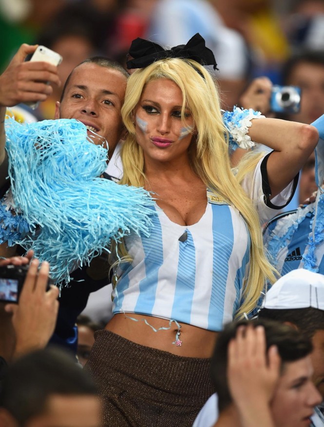 Ngất ngây với những nữ CĐV siêu gợi cảm trên khán đài World Cup - ảnh 7
