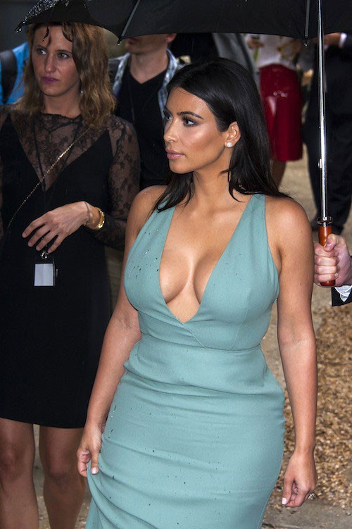 Kim Kardashian khoe ngực bốc lửa dưới trời mưa Paris - ảnh 4