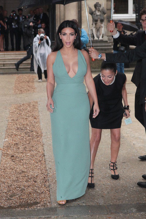 Kim Kardashian khoe ngực bốc lửa dưới trời mưa Paris - ảnh 7
