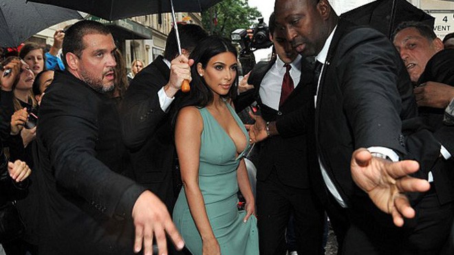 Kim Kardashian khoe ngực bốc lửa dưới trời mưa Paris - ảnh 8