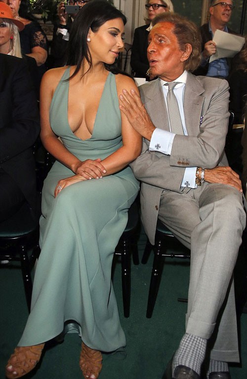 Kim Kardashian khoe ngực bốc lửa dưới trời mưa Paris - ảnh 10