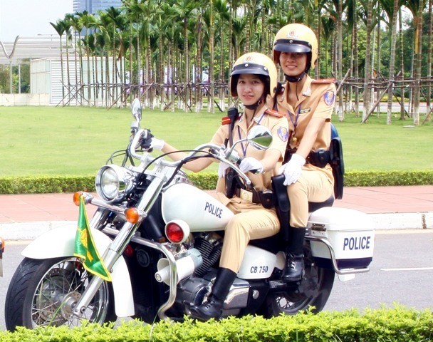 Ngỡ ngàng trước vẻ đẹp của nữ CSGT dẫn đoàn - ảnh 10