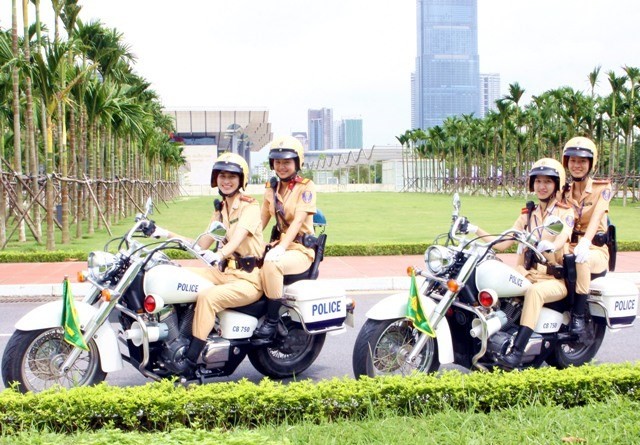 Ngỡ ngàng trước vẻ đẹp của nữ CSGT dẫn đoàn - ảnh 12