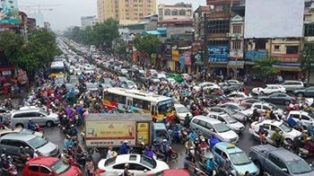 Hà Nội mưa lớn, phố lại thành sông, giao thông tê liệt - ảnh 1