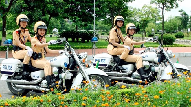 Ngỡ ngàng trước vẻ đẹp của nữ CSGT dẫn đoàn - ảnh 1