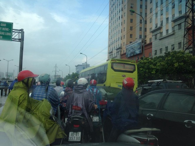 Hà Nội mưa lớn, phố lại thành sông, giao thông tê liệt - ảnh 3