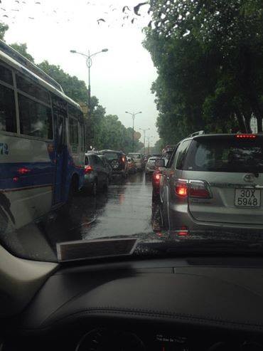 Hà Nội mưa lớn, phố lại thành sông, giao thông tê liệt - ảnh 4