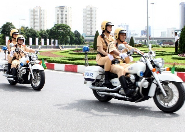 Ngỡ ngàng trước vẻ đẹp của nữ CSGT dẫn đoàn - ảnh 5