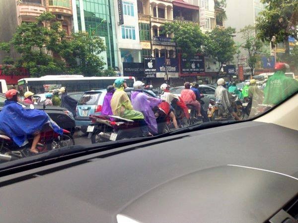 Hà Nội mưa lớn, phố lại thành sông, giao thông tê liệt - ảnh 6