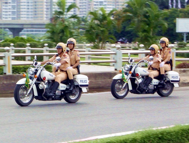 Ngỡ ngàng trước vẻ đẹp của nữ CSGT dẫn đoàn - ảnh 7