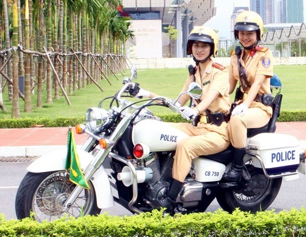 Ngỡ ngàng trước vẻ đẹp của nữ CSGT dẫn đoàn - ảnh 8