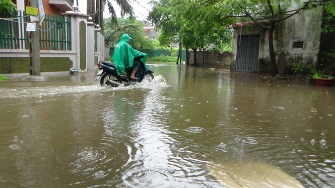 Hà Nội mưa lớn, phố lại thành sông, giao thông tê liệt - ảnh 8