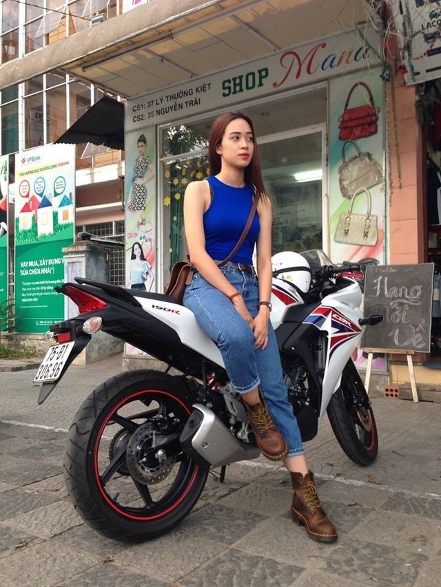 Thiếu nữ Huế chạy xe hầm hố thu hút người đi đường - ảnh 1