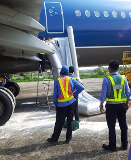 Khách tự ý mở cửa thoát hiểm máy bay Vietnam Airlines - ảnh 1