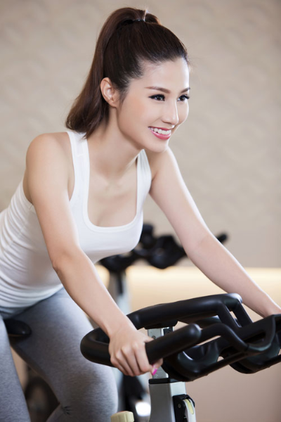 Diễm My lả lơi bên bể bơi, khoe eo 'con kiến' - ảnh 5