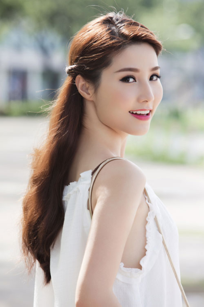 Diễm My lả lơi bên bể bơi, khoe eo 'con kiến' - ảnh 9