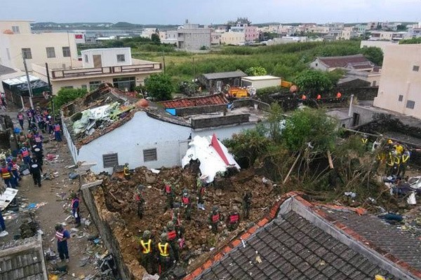 Xác máy bay Đài Loan cháy đen, vương vãi mái nhà - ảnh 5