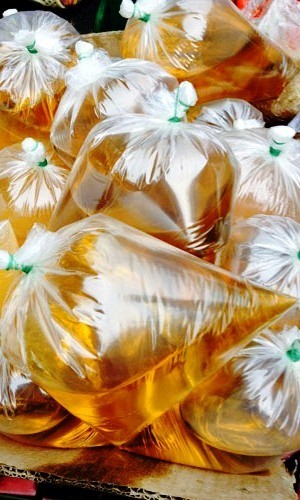 Dầu ăn không rõ nguồn gốc bán từ hẻm ra chợ - ảnh 1