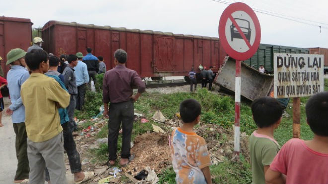Xe tải băng đường sắt bị tàu đâm văng xuống ruộng - ảnh 1