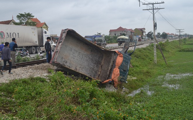 Xe tải băng đường sắt bị tàu đâm văng xuống ruộng - ảnh 4