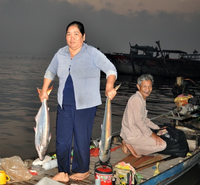 Kiếm tiền triệu nhờ nghề “săn” cá bông lau - ảnh 1