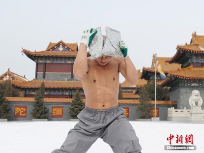 Võ tăng Thiếu Lâm trần mình luyện công giữa trời tuyết - ảnh 1
