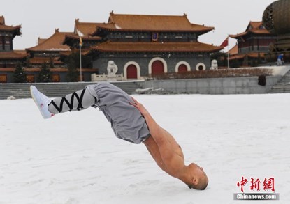 Võ tăng Thiếu Lâm trần mình luyện công giữa trời tuyết - ảnh 2
