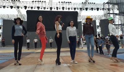 Thí sinh Hoa khôi Đồng bằng hăng say tập luyện - ảnh 1