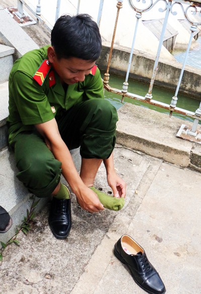 Cảnh sát phòng cháy lao xuống hồ cứu người phụ nữ tự tử - ảnh 1