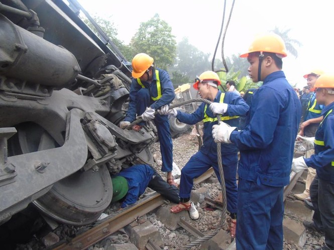 Rùng mình hiện trường vụ tàu hỏa đâm nát xe tải ở Hà Nội - ảnh 4