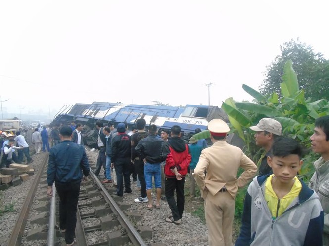 Rùng mình hiện trường vụ tàu hỏa đâm nát xe tải ở Hà Nội - ảnh 5