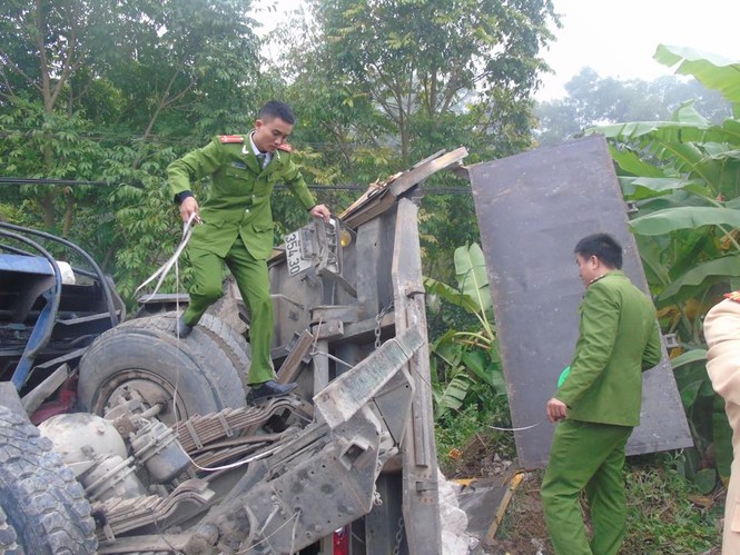 Rùng mình hiện trường vụ tàu hỏa đâm nát xe tải ở Hà Nội - ảnh 6