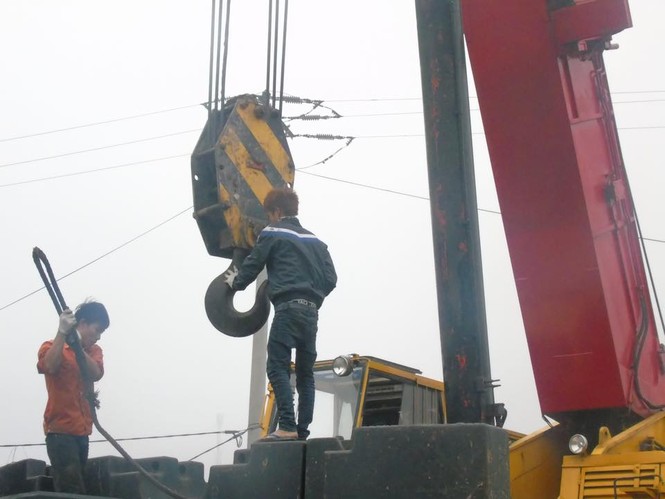 Rùng mình hiện trường vụ tàu hỏa đâm nát xe tải ở Hà Nội - ảnh 8